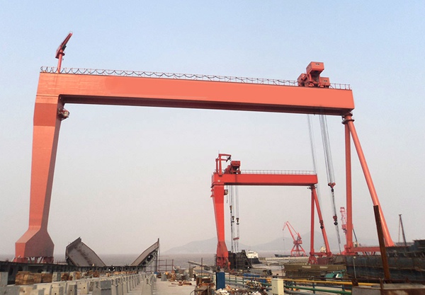 浙江杭州如何避免粉尘堆积影响造船门式起重机的运行