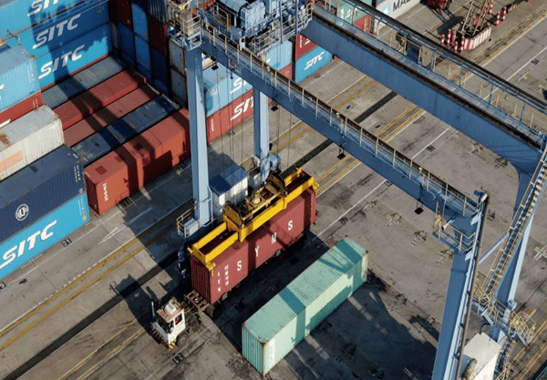 集装箱轮胎式起重机的核心结构组成各自的功能是什么