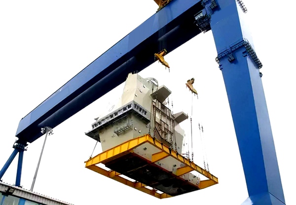大跨度船坞与常规船台造船门式起重机选型核心差异